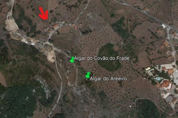 Figura 1a - Localização dos algares, tendo como referência a pequena localidade de Covão do Frade assinalada com seta vermelha.
