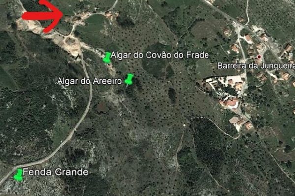 Figura 1b - Localização dos algares, numa imagem aérea mais antiga. A seta vermelha assinala a pequena localidade de Covão do Frade.