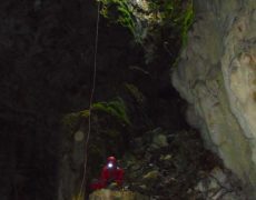 Figura 7 - Vista da base do poço de entrada para cima (Foto: Sérgio Carvalho - GEM)