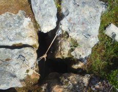 Figura 3 - Boca do algar já destapada com a entrada equipada (Foto: Sérgio Carvalho - GEM)