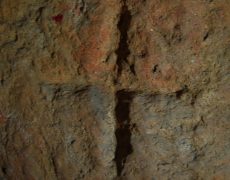 Figura 4 - Cruz gravada na parede da galeria G-12