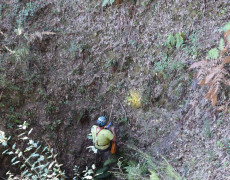 Figura 4 - Descida em rapel ao poço (Foto: Marta Borges - GEM)