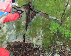 Figura 5 - Entrada do algar do Pinheiro Queimado, antes da desobstrução (Foto: Valentina Correia - WIND)