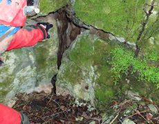 Figura 5 - Entrada do algar do Pinheiro Queimado, antes da desobstrução (Foto: Valentina Correia - WIND)