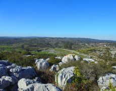 Figura 3 - Vista do exterior junto à entrada do Algar Pena Traseira 2 (Foto: Sérgio Carvalho - GEM)