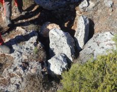 Figura 2 - Entrada do algar do Penedo do Pico III (Foto de Filipe Castro - GEM)